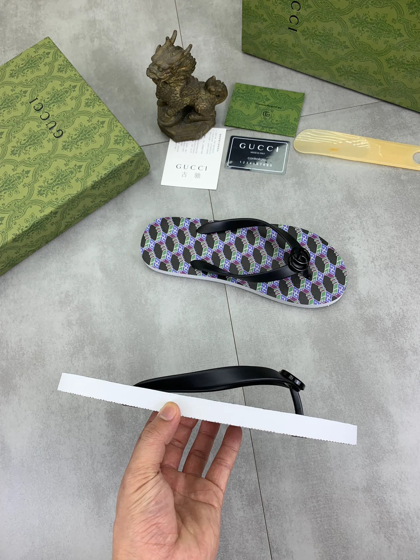 Men's men's shoes 💰P220💰【New style】🆘【GUCCI】Official website's popular Gucci adult couple 🧑‍🤝‍🧑 style, children's flip-flops are on sale at the counter simultaneously! Original fabric imported from Italy. Original bottom provided by the original factory. Size: Adult 36-45. Children’s size: 30-37. Multiple colors available.